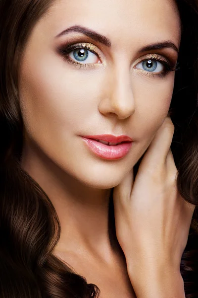 Közeli stúdió világos make-up a gyönyörű nő portréja — Stock Fotó