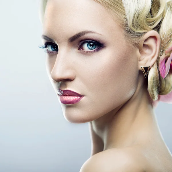 Lady with flowers — Stock Photo, Image