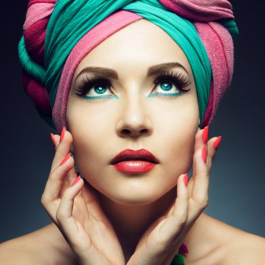 bella signora con turbante colorato