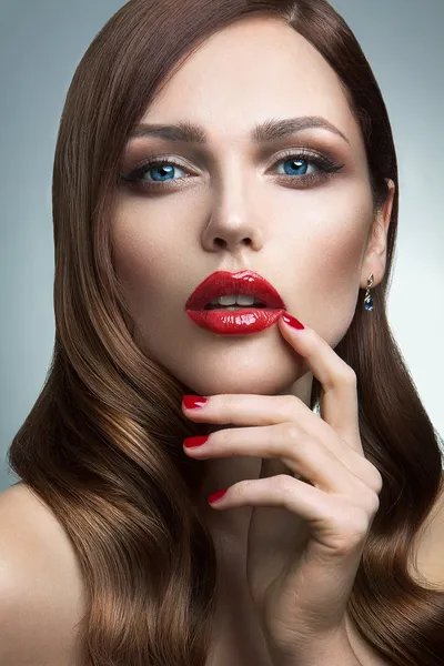 Retrato de hermosa chica con labios rojos. —  Fotos de Stock