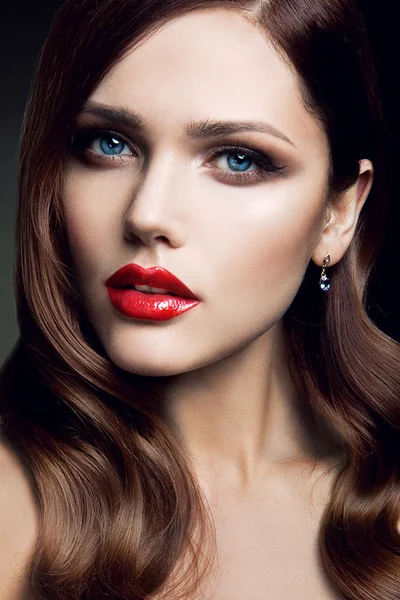 Retrato de hermosa chica con labios rojos. — Foto de Stock