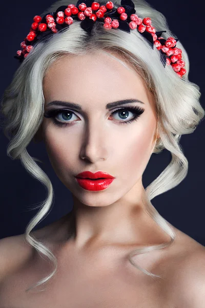 Beautiful girl with a wreath of flowers — Stock Photo, Image