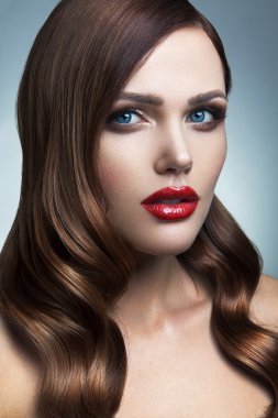 Kırmızı dudaklı güzel bir kızın portresi..