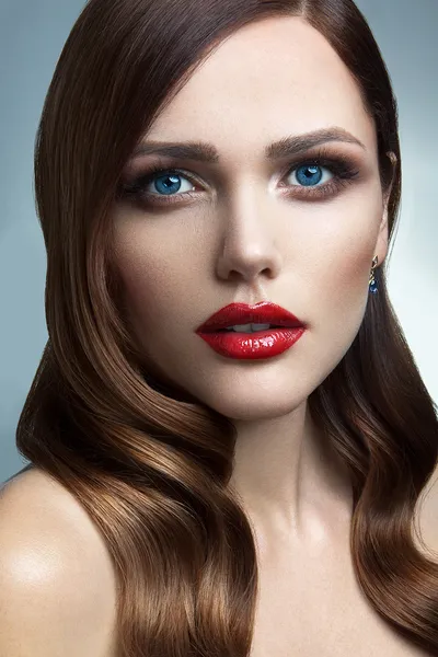 Retrato de hermosa chica con labios rojos. — Foto de Stock