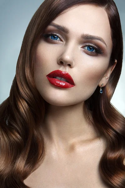 Portret van mooi meisje met rode lippen. — Stockfoto