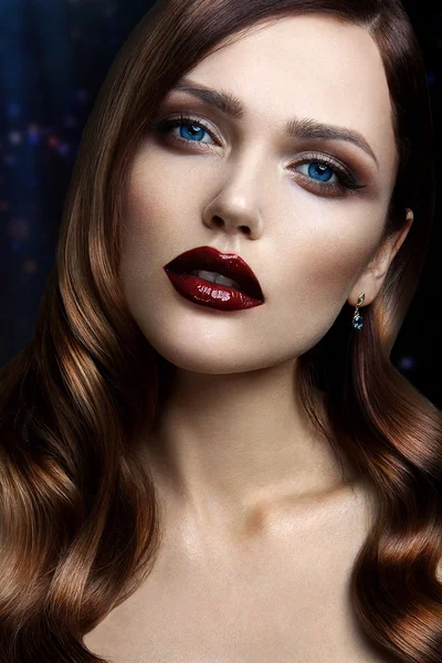 어두운 입술으로 아름 다운 여자의 초상화. — 스톡 사진