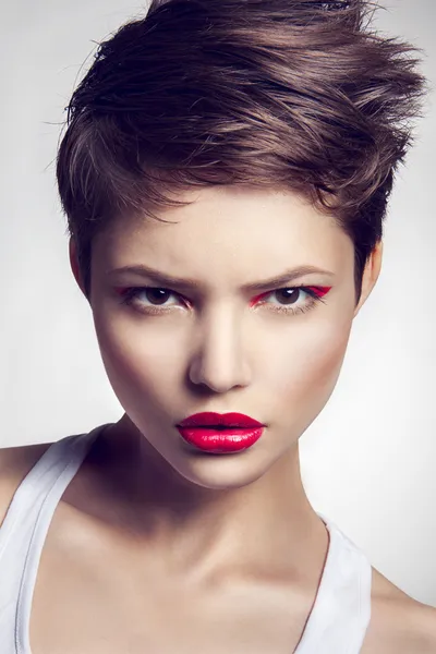 Ritratto di bella ragazza con labbra rosse. — Foto Stock