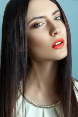 Uzun düz saçlı, güzel bir genç kadın.