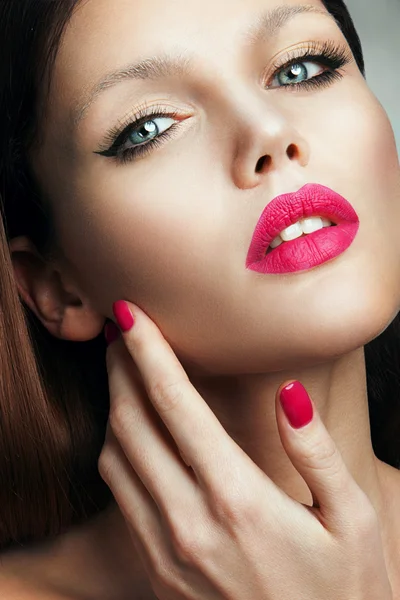 핑크 입술으로 아름 다운 여자의 초상화. — 스톡 사진