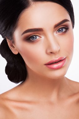 Güzel, parlak makyajlı bir kadın..