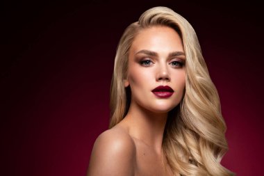 Güzel Moda Şatafatlı Makyaj, uzun kirpikleri, mükemmel cilt makyajı. Parlak tatilli güzel bir kadın. Yakın plan..