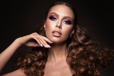 Parlak makyaj ile güzel genç esmer