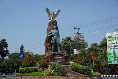  Kediri 'deki Kediri-Syu (PETA) anıtı. Kılıç ve keris taşıyan heykel.)