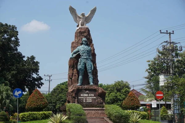Monumento Kediri Syu Peta Kediri Statua Che Regge Spada Keris — Foto Stock