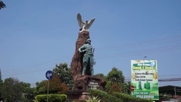Monumento Kediri Syu Peta Kediri Statua Che Regge Spada Keris — Video Stock