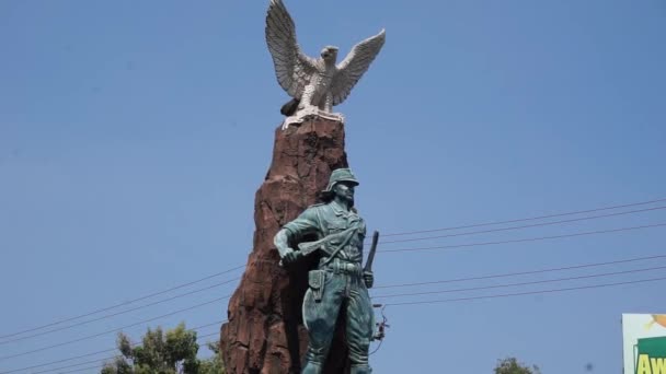 Monumen Kediri Syu Peta Kediri Patung Yang Memegang Pedang Dan — Stok Video