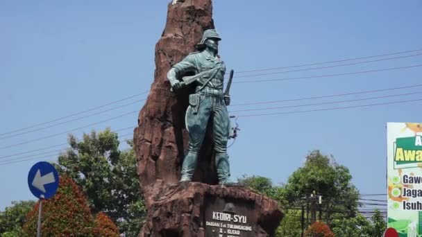 Monument Van Kediri Syu Peta Kediri Het Standbeeld Met Zwaard — Stockvideo