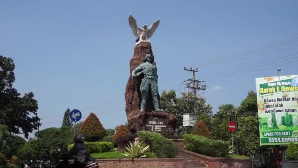 Monumento Kediri Syu Peta Kediri Statua Che Regge Spada Keris — Video Stock