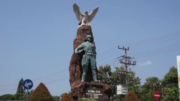 Monumen Kediri Syu Peta Kediri Patung Yang Memegang Pedang Dan — Stok Video