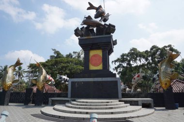 Doğu Cava Endonezya 'daki Koi Anıtı (koi balığı Anıtı)