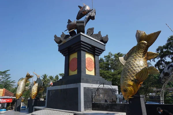 Μνημείο Koi Koi Fish Monument Στην Blitar Ανατολική Ιάβα Ινδονησία — Φωτογραφία Αρχείου