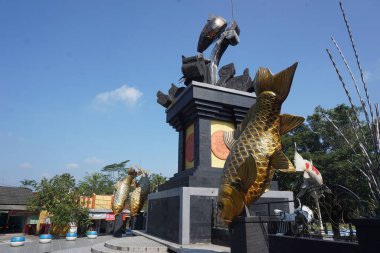 Doğu Cava Endonezya 'daki Koi Anıtı (koi balığı Anıtı)