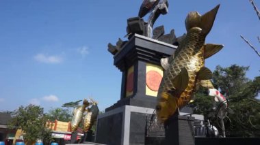 Doğu Cava Endonezya 'daki Koi Anıtı (koi balığı Anıtı)