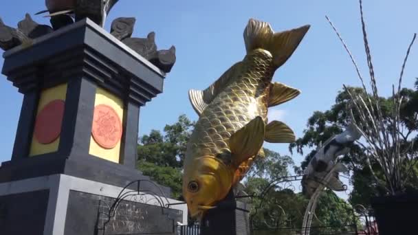 Pomnik Koi Pomnik Ryby Koi Blitar Jawa Wschodnia Indonezja — Wideo stockowe