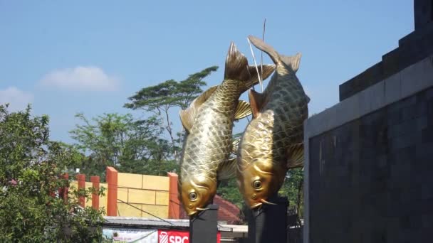 Pomnik Koi Pomnik Ryby Koi Blitar Jawa Wschodnia Indonezja — Wideo stockowe