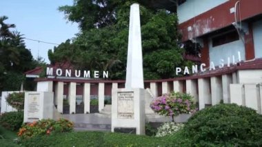 Kediri, Doğu Java Endonezya - 10 Mayıs 2021: Kediri, Doğu Java 'daki Pancasila Anıtı