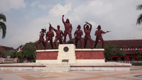 東ジャワ州ブリタル2021年5月2日 ソエダンコ ソエプリヤディ率いる日本とのインドネシアの闘いの象徴としてのPeta記念碑 — ストック動画