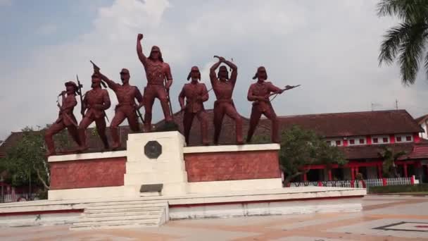東ジャワ州ブリタル2021年5月2日 ソエダンコ ソエプリヤディ率いる日本とのインドネシアの闘いの象徴としてのPeta記念碑 — ストック動画