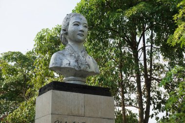Tulung Agung 'daki Kartini Anıtı. Kartini Endonezyalı kadın kahramanlardan biri.
