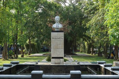 Tulung Agung 'daki Kartini Anıtı. Kartini Endonezyalı kadın kahramanlardan biri.