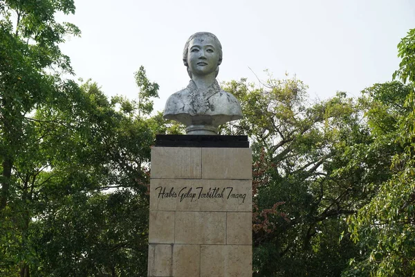 图隆阿贡的卡蒂尼纪念碑 卡蒂尼是印度尼西亚的女英雄之一 — 图库照片