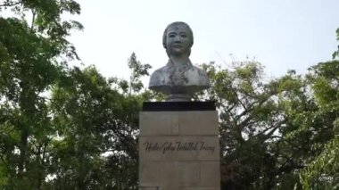 Tulung Agung 'daki Kartini Anıtı. Kartini Endonezyalı kadın kahramanlardan biri.