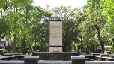 Tulung Agung 'daki Kartini Anıtı. Kartini Endonezyalı kadın kahramanlardan biri.