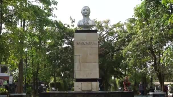 Kartini Emlékmű Tulung Agungban Kartini Egyike Indonéz Női Hősöknek — Stock videók
