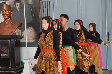 Endonezyalı gençler geleneksel danslarını geleneksel kıyafetlerle yapıyorlar. Buna batik deniyor.