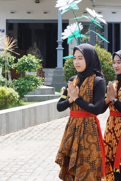 Adolescents Indonésiens Pratiquent Danse Traditionnelle Dans Istana Gebang Avec Des — Photo