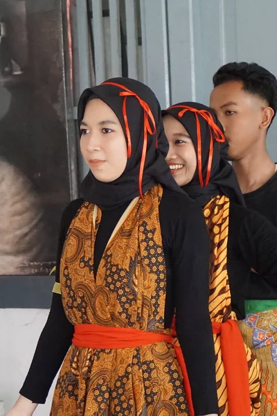Индонезийские Подростки Практикуют Традиционный Танец Istana Gebang Традиционной Одеждой Которая — стоковое фото