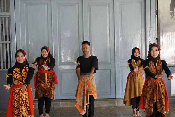 Ινδονήσιοι Έφηβοι Πρακτική Παραδοσιακό Χορό Istana Gebang Παραδοσιακή Ενδυμασία Που — Φωτογραφία Αρχείου