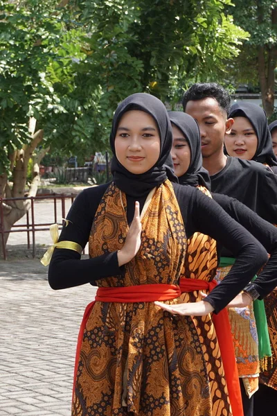 Adolescentes Indonesios Practican Danza Tradicional Istana Gebang Con Ropa Tradicional —  Fotos de Stock