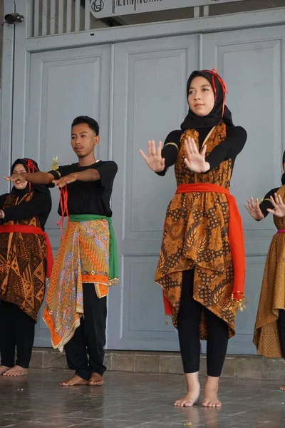 インドネシアのティーンエイジャーは バティックと呼ばれる伝統的な服でIsana Gebangで伝統的なダンスを練習します — ストック写真
