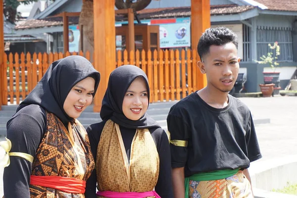 Adolescentes Indonesios Practican Danza Tradicional Istana Gebang Con Ropa Tradicional —  Fotos de Stock