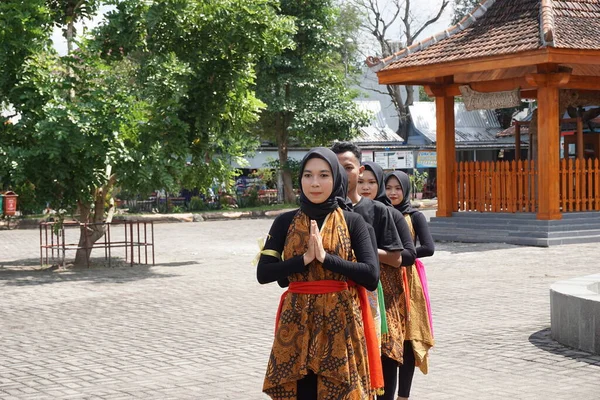 Adolescentes Indonésios Praticam Dança Tradicional Istana Gebang Com Roupas Tradicionais — Fotografia de Stock
