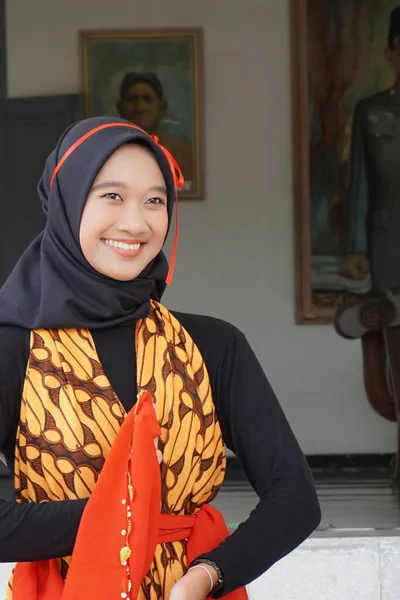 인도네시아 대들은 전통적 전통적 Batik 라불리는 이스타나 게방에서 합니다 — 스톡 사진