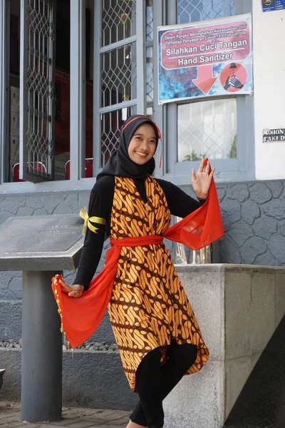 Indonezyjskie Nastolatki Ćwiczą Tradycyjny Taniec Istana Gebang Tradycyjną Odzieżą Która — Zdjęcie stockowe