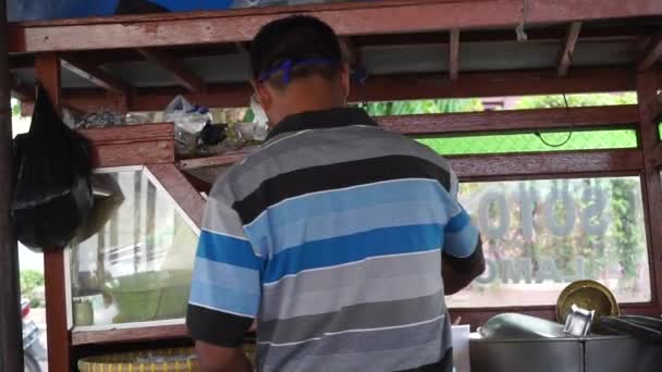 Soto Chicken Soup Seller Preparing Food His Customer — Stock Video
