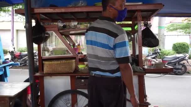 Vendedor Soto Sopa Frango Preparando Comida Para Seu Cliente — Vídeo de Stock